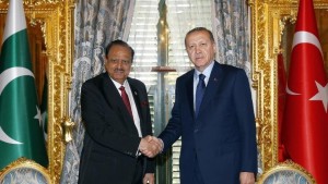 Mamnoon Hussain Pakistán és Recep Tayyip Erdogan Törökország miniszterelnökei az értekezlet előtt