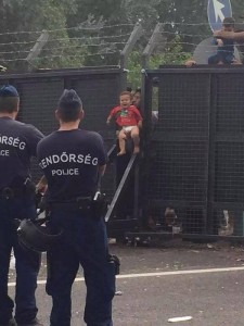 Gyereket dobnak át a tüntető migránsok kerítésen