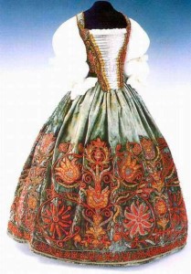 tulipános hímzett ruha magyar arisztokrata asszonyi viselet