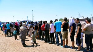 Migránsok a szerb-magyar határ közelében, Horgosnál 2016. július 11-én. A határ szerbiai oldalán az Európia Unió nyugati államaiba igyekvő több száz migráns táborozik arra várva, hogy valahogyan bejusson Magyarországra. MTI Fotó: Molnár Edvárd
