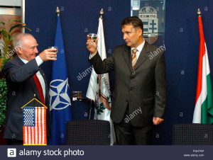 Az alkoholista Juhász és az USA nagykövete koccint a leszerelés örömére.