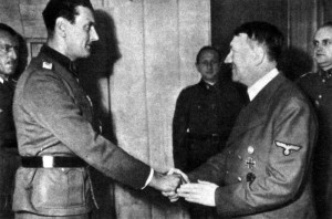 Hitler gratulál Skorzenynek