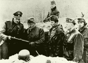 Beregfy Károly vezérezredes az Attila-vonalban védő SS-katonákkal