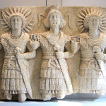 Palmürai istenségek. Balról jobbra a holdisten Agliból, a legfőbb isten Bélsámen, a napisten Malakbél, 1. század, Bír Vereb, Vádi Mija, Szíria, Louvre Múzeum