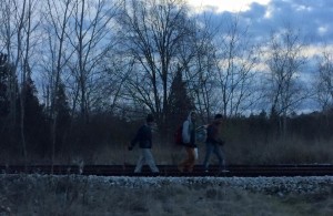 Migránsok sétálnak a Horgosi vasúton, a határtól 1 km-re