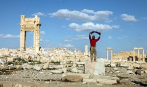Szíriai katona ünnepel Palmüra óvárosában, miután a szíriai hadsereg visszafoglalta az Iszlám Államtól a romvárost Forrás: MTI/EPA/Str