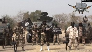 A Boko Haram nem azonos az iszlámmal, sőt szembe m,egy azzal. A háttérben az ISIS zászlaját tarta az egyik terrorista 