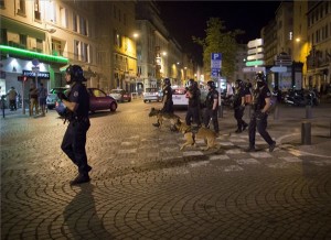 Rohamrendőrök a régi kikötőnegyed egyik bárja előtt, ahol angol szurkolók helybéliekkel keveredtek összetűzésbe Marseille-ben 2016. június 10-én hajnalban. | MTI/AP/Darko Bandic