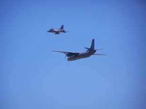 A 603-as AN-26 a 43-as Gripen kíséretében. 2013, kecskeméti repülőnap.