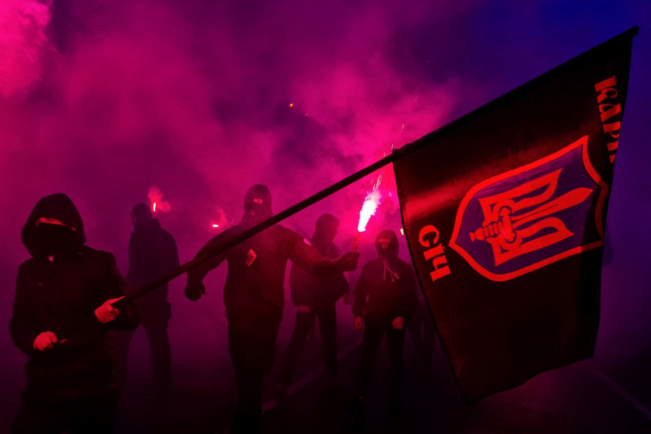 Ukrán nacionalisták a nemzetek Európáját éltetõ fekete ruhás felvonulást tartottak Ungváron