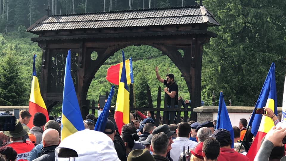 “Η Τρανσυλβανία είναι για πάντα ρουμανική γη” – Οι αντι-ούγγροι Ρουμάνοι θα προκαλέσουν ξανά φέτος στο Tusványos – Szent Korona Rádió