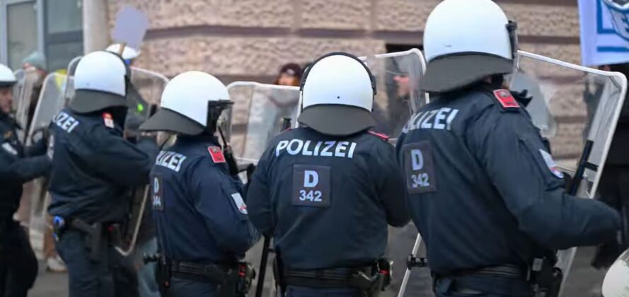Tüntetések Bécsben: Az antifák és a Szabadságpárt szimpatizánsai is az utcára vonultak