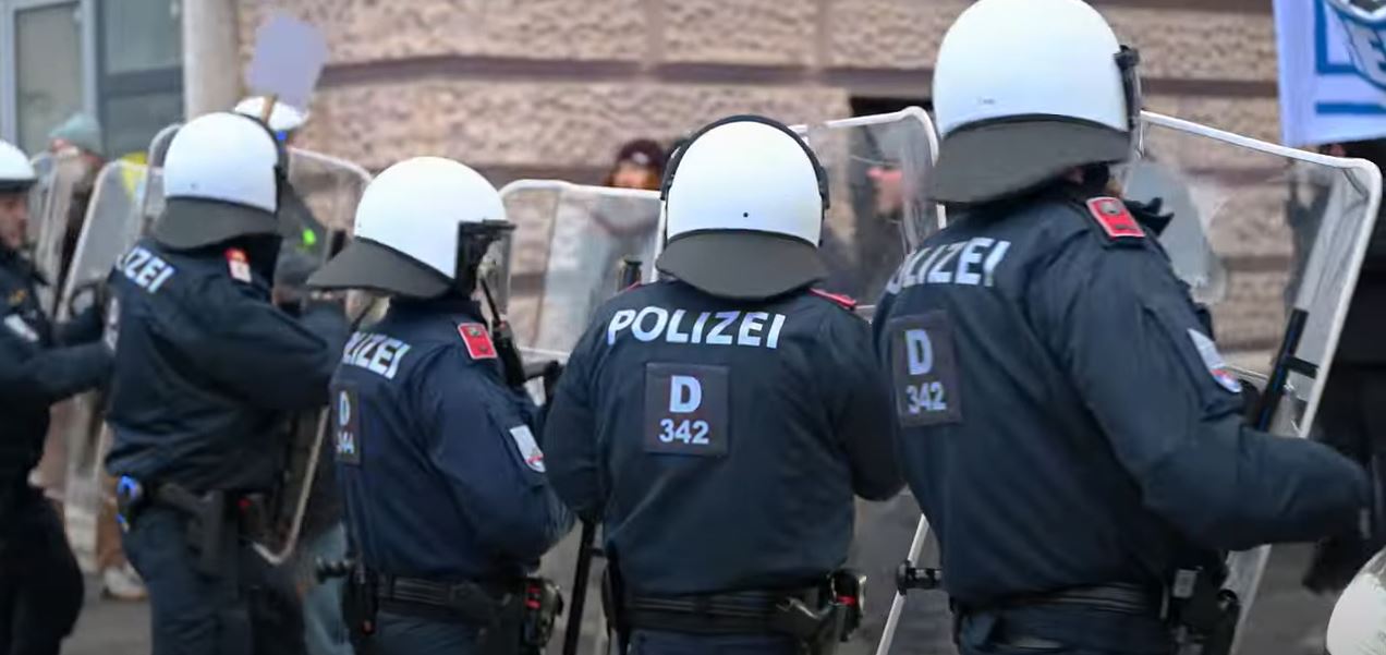 Tüntetések Bécsben: Az antifák és a Szabadságpárt szimpatizánsai is az utcára vonultak