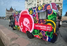 Az utcákról gyűjtik össze a zsidókat - A vallástalan zsidókra vadászik a Micva Mobil