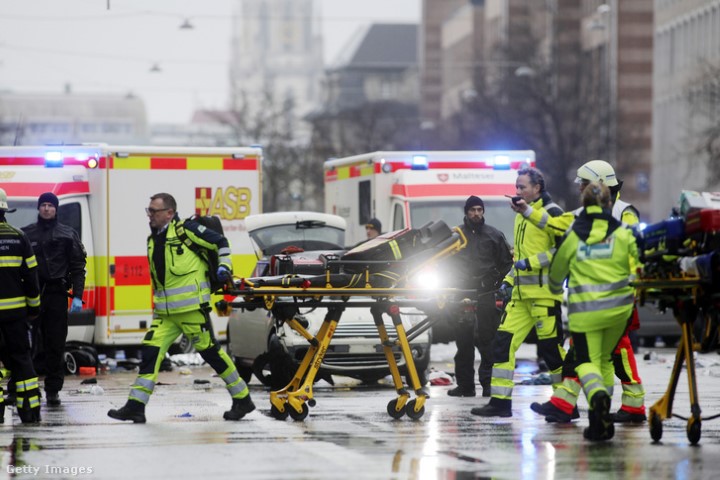 tömegbe hajtott egy migráns