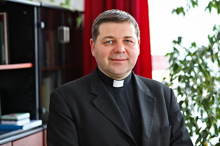 püspökkari titkár