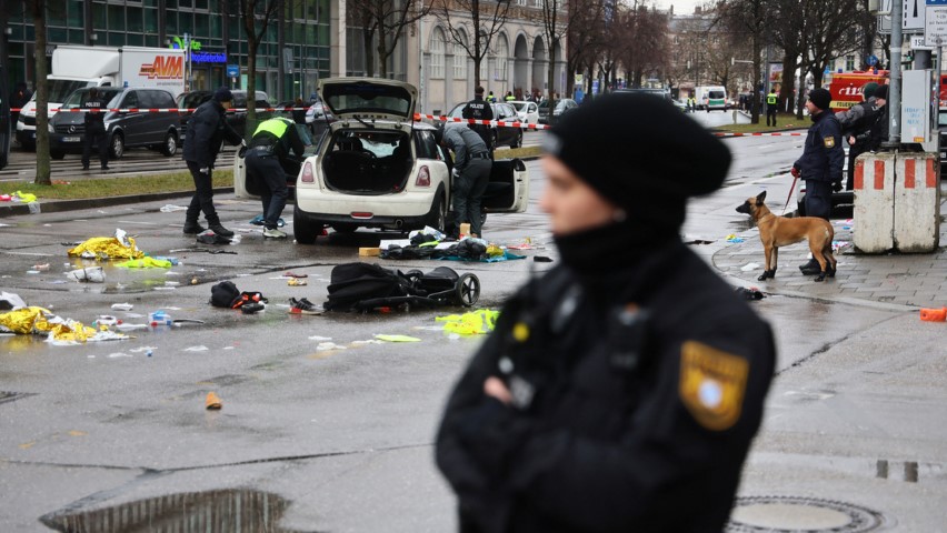 tömegbe hajtott egy migráns