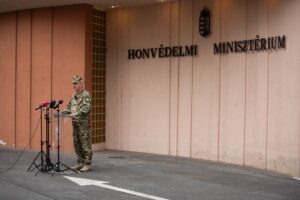 kézigránát kormánytisztviselő