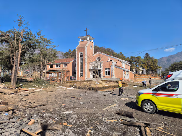 nyolc bombát dobott le