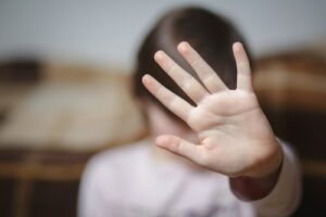 szabadlábon védekezhetnek