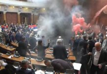 szerb parlament füstbomba