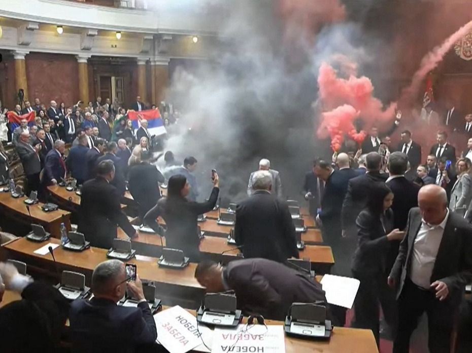 szerb parlament füstbomba