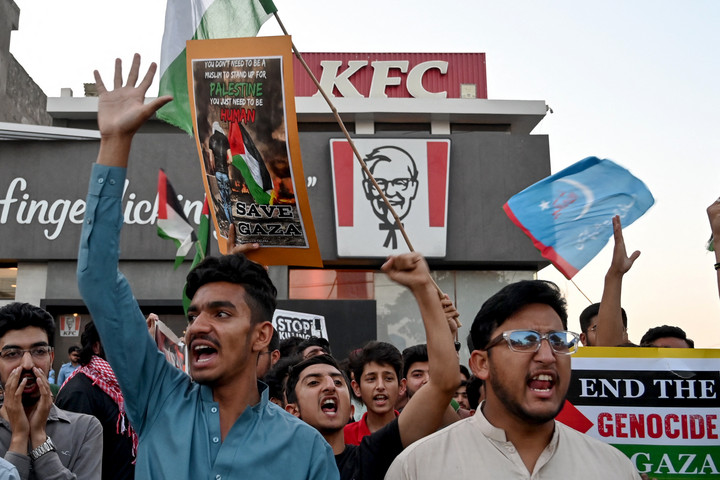 PAKISTAN-ISRAEL-PALESTINIAN-CONFLICT-PROTEST KFC Pakisztánban