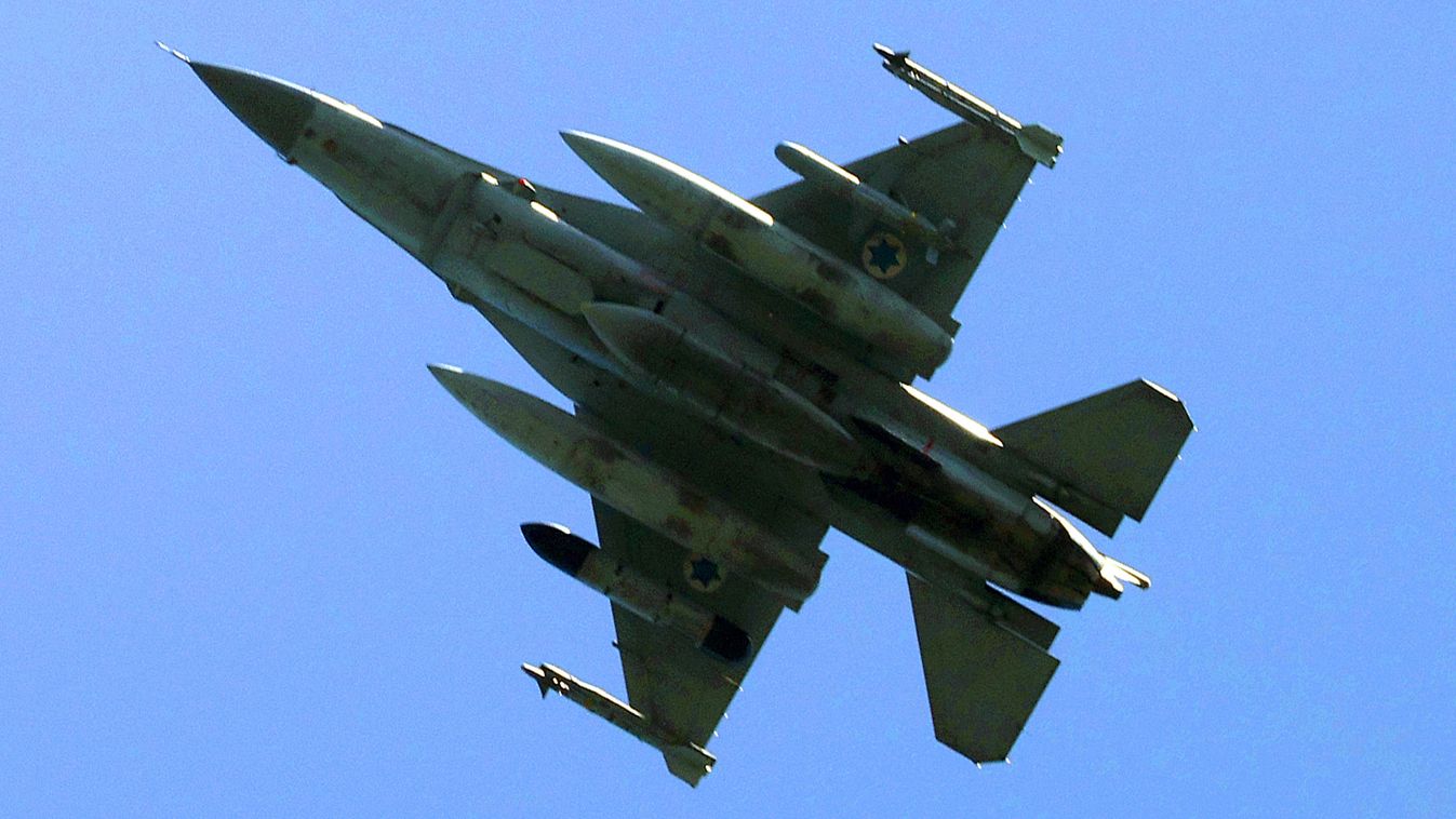 F16-os zuhant le