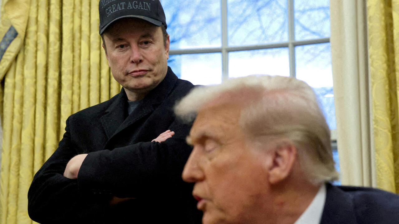 elon musk kilép