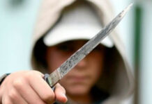 nevelőszüleit fenyegette