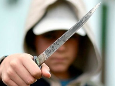 nevelőszüleit fenyegette