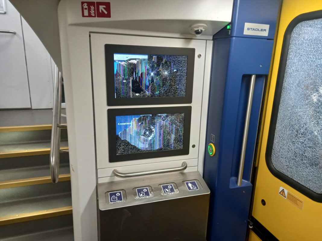 cigány vandálkodott a vonaton