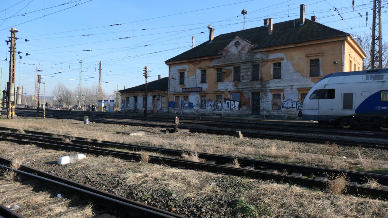 kisiklott a vonat Rákosrendezőn