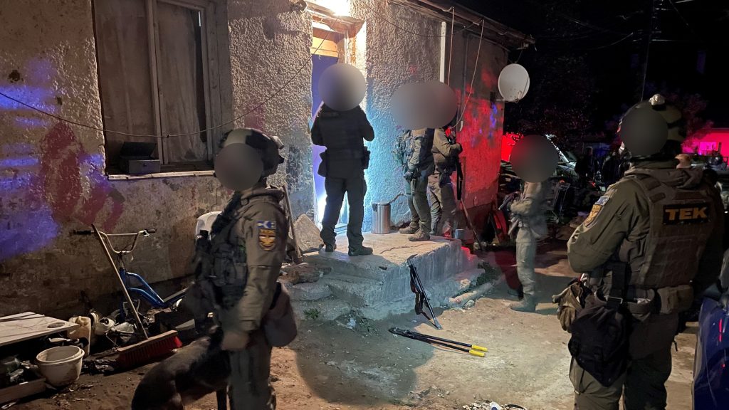 rendőrökre támadta cigányfiú