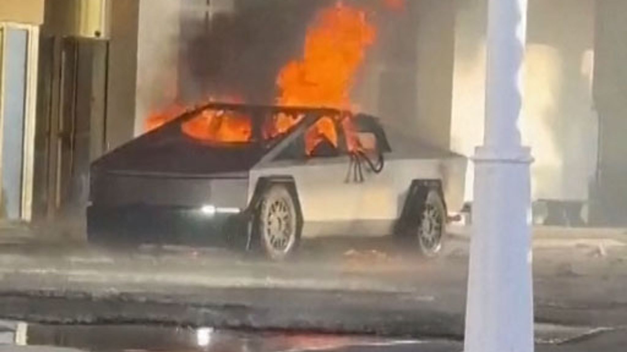 Tesla baleset