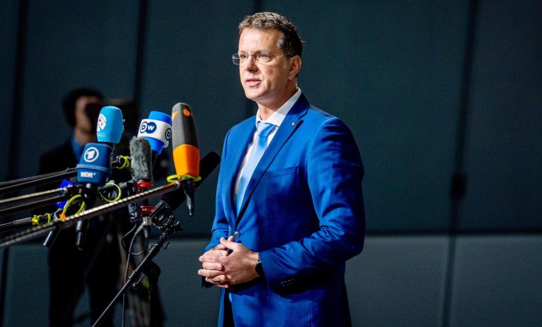 román védelmi miniszter