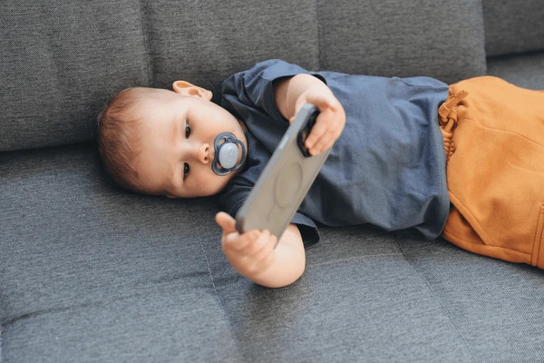 másfél éves képernyő